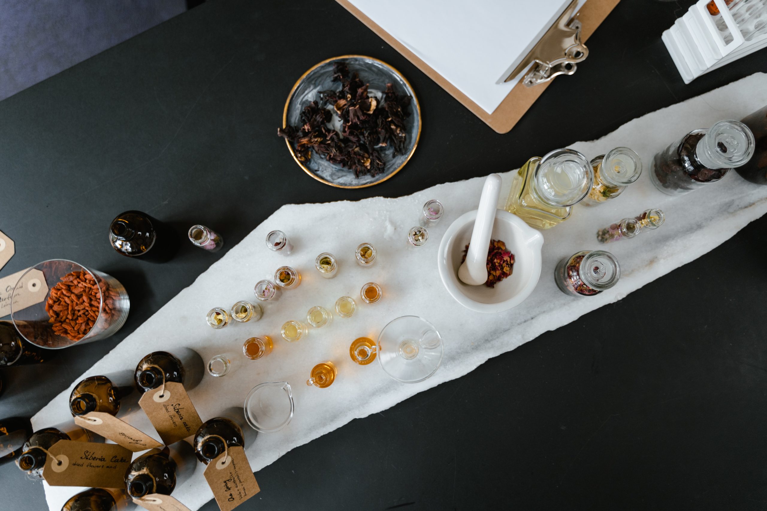 table avec les ingrédients pour créer des huiles essentiels thérapeutique.